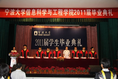 1毕业典礼在锦绣小剧场举行.jpg